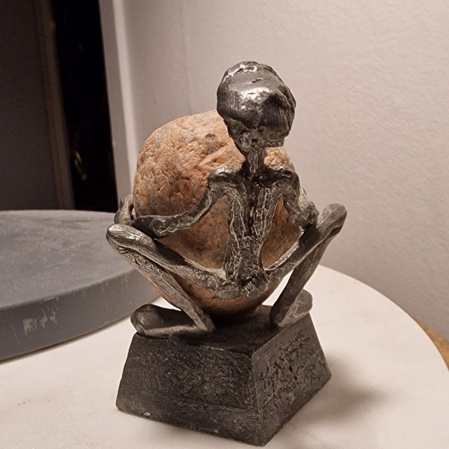 LYFTET SKULPTUR / HENRY GUSTAFSSON