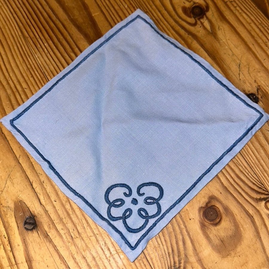 Blå fin Servett liten duk med broderi ca 12x12 cm bomull ej strykt ;-)