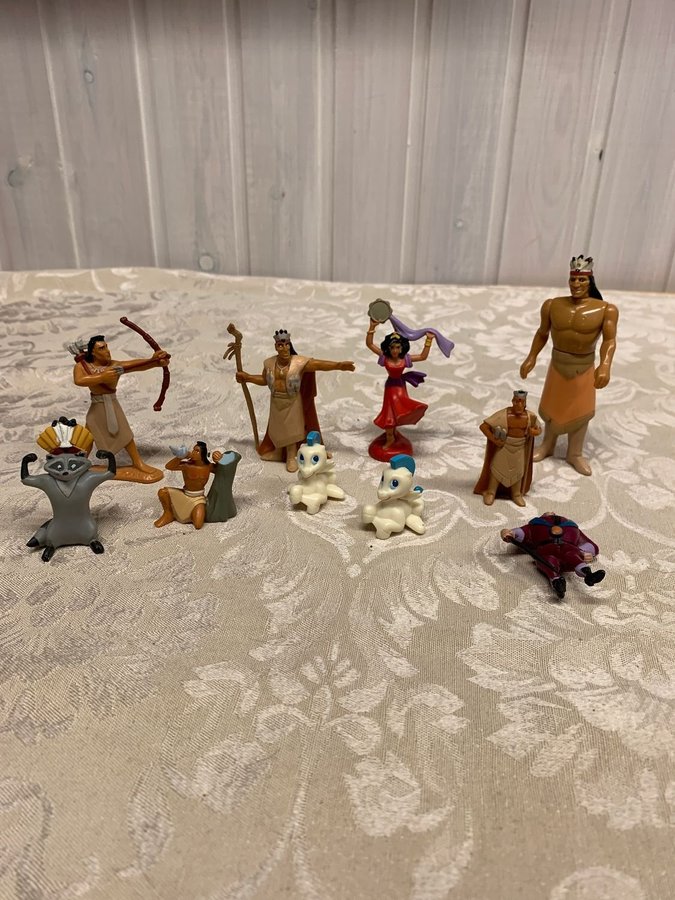 Olika äldre disneyfigurer från Bla Herkules, Mulan, Notre dame