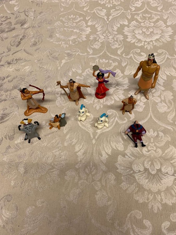 Olika äldre disneyfigurer från Bla Herkules, Mulan, Notre dame