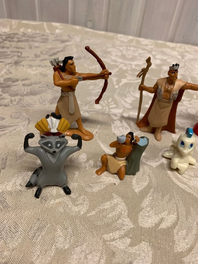 Olika äldre disneyfigurer från Bla Herkules, Mulan, Notre dame