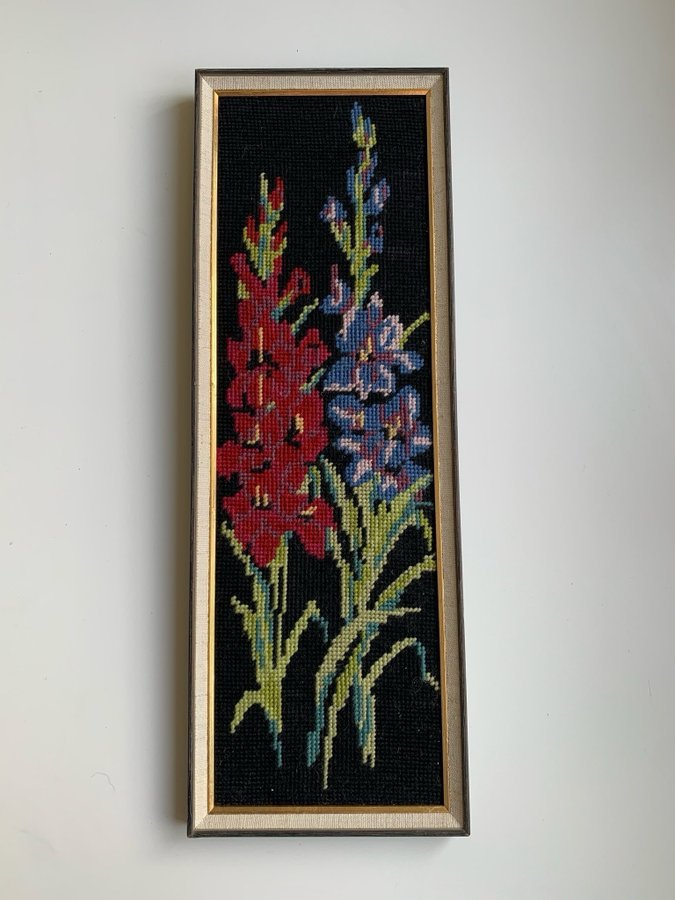 Tavla broderi med blommor röda lila gladioler romantisk plansch affisch