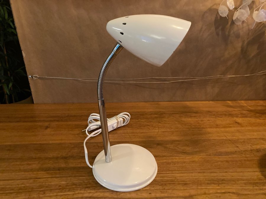 Bordslampa - F Line Soho. Klassiker, 1990-tal, vit metall, lampa, vintage