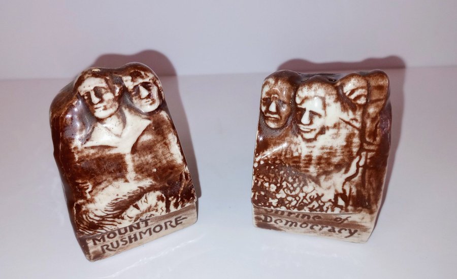 SALT + PEPPAR STRÖARE - I FORM AV MOUNT RUSHMORE - 1950-TAL - 1960-TAL - RARE