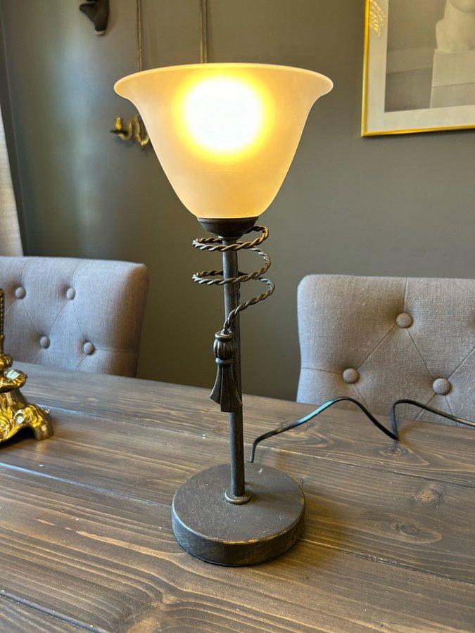 En ljuvlig lampa i antikfärgad metall  glaskupa JUGEND Cottex Sweden bordslampa