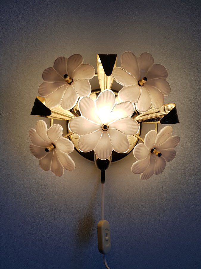 Reijmyre - Blomma vägglampa i ljusrosa glas o mässing - Retro 70-tal