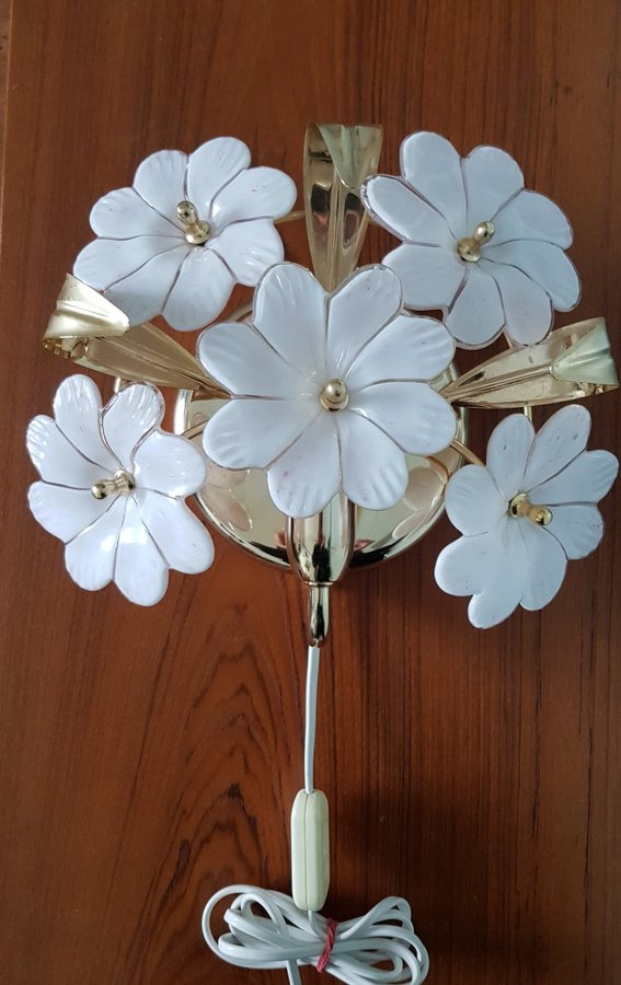 Reijmyre - Blomma vägglampa i ljusrosa glas o mässing - Retro 70-tal