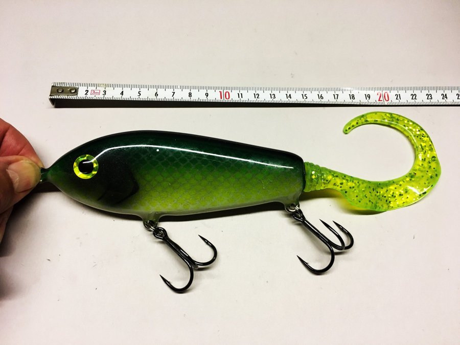 ESOX LUCIUS APELL Nr:1357 Trä Tail Jerk Bait 100g Shallow