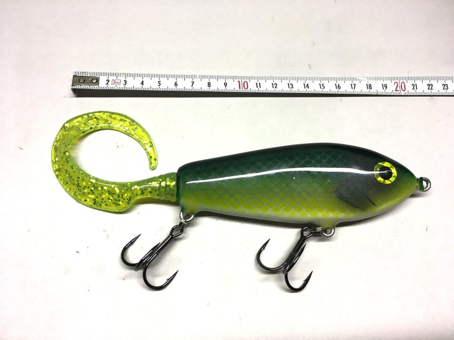 ESOX LUCIUS APELL Nr:1357 Trä Tail Jerk Bait 100g Shallow