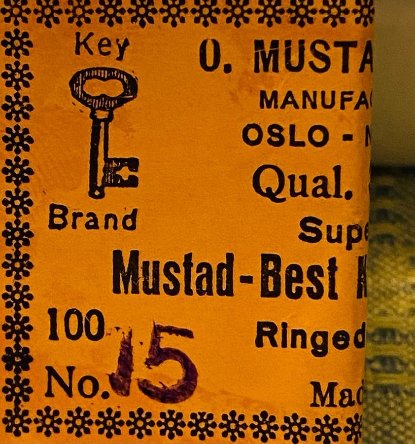 MUSTAD 100st svarta småkrokar. Nr15. Qual 3135. I perfekt skick ! Samfrakt