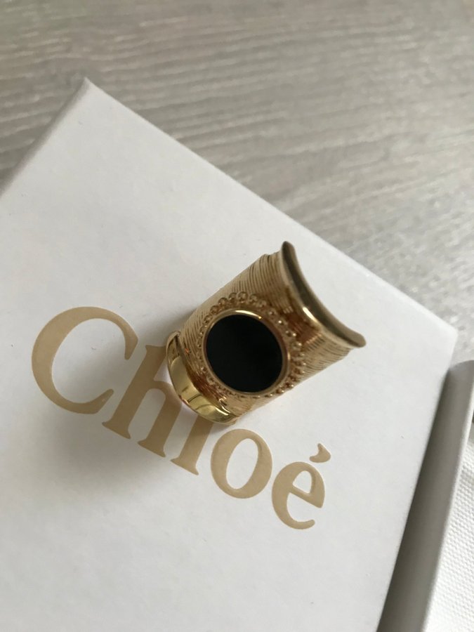 Guldfärgad ring från Chloé i storlek 54 mm omkrets