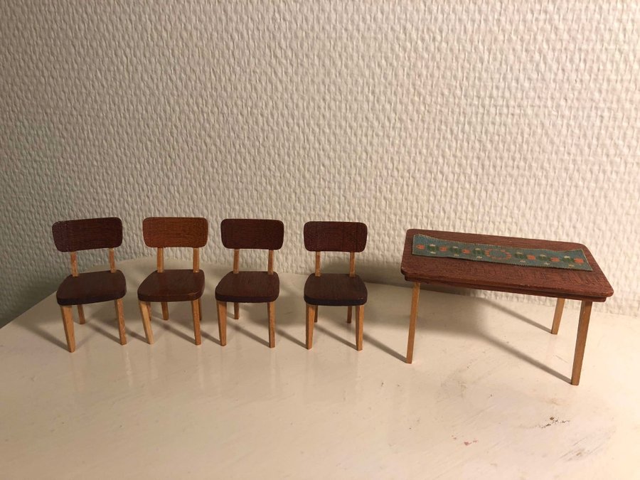 Retro Lundby fyra stolar och ett bord i teak (?)