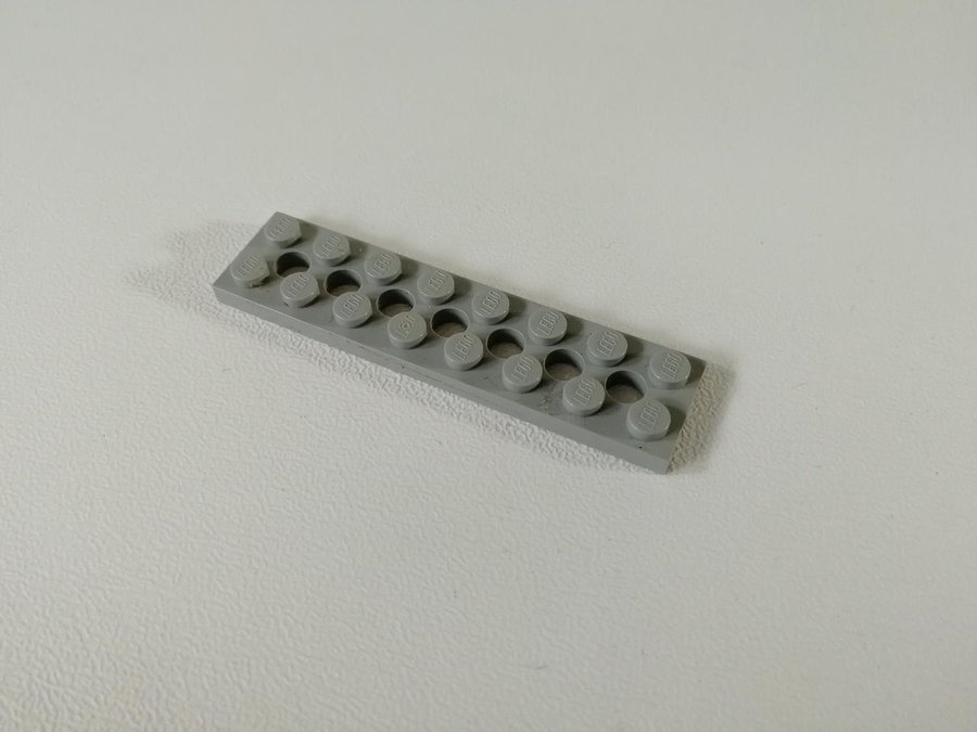 Lego - plate - technic - med hål - 2x8 - part 3738 - ljusgrå (old light gray)