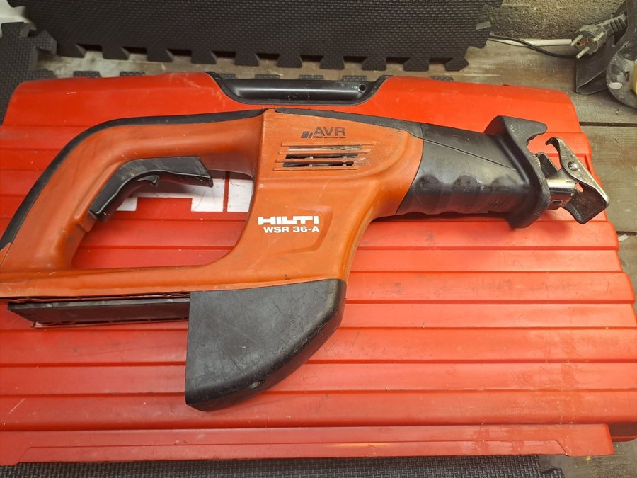 Kraftfull Hilti WSR 36-A Tigersåg med 36volts batteri, laddare och väska.