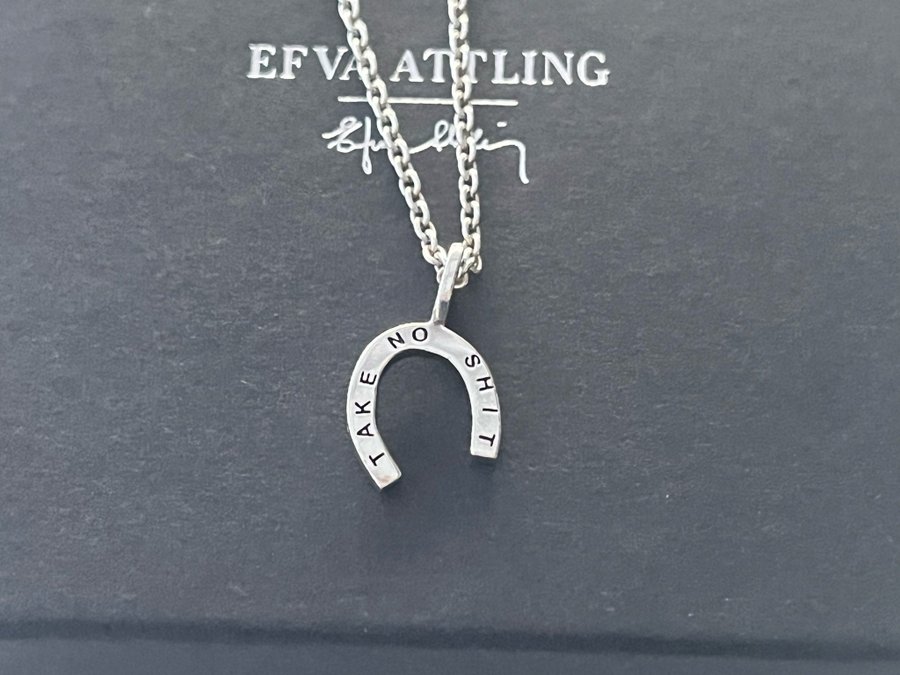 Efva Attling Little Take No Shit, halsband i silver.