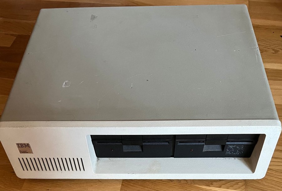 IBM PC 5150 - 640K RAM, 2 st 5.25" diskettenheter, Hardcard 20 MB HDD, DOS 2.10