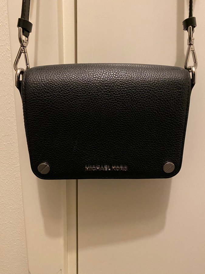 MICHAEL Michael Kors JET SET FULL FLAP XBODY väska svart silver