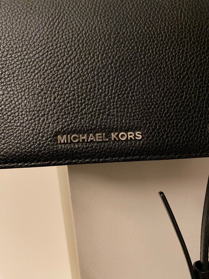 MICHAEL Michael Kors JET SET FULL FLAP XBODY väska svart silver