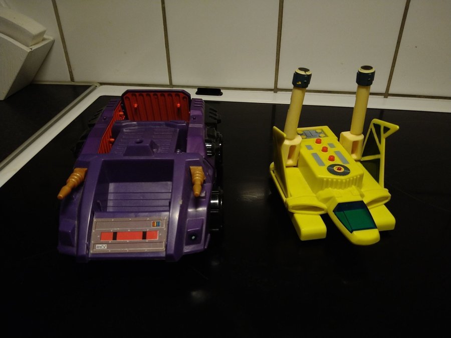 2 st leksaks farkoster fr tidigt 90-tal. Den lila är Lewis Galoob toys. Retro