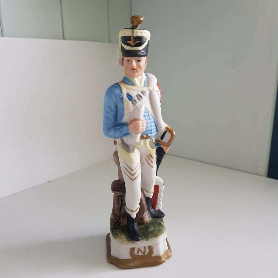 Capodimonte Italy Napoleons officer porslinfigur ca1920Handmålad