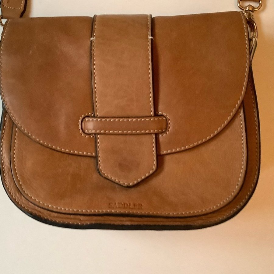 Fin brun crossbody väska från Saddler, i fint skick Skinn.