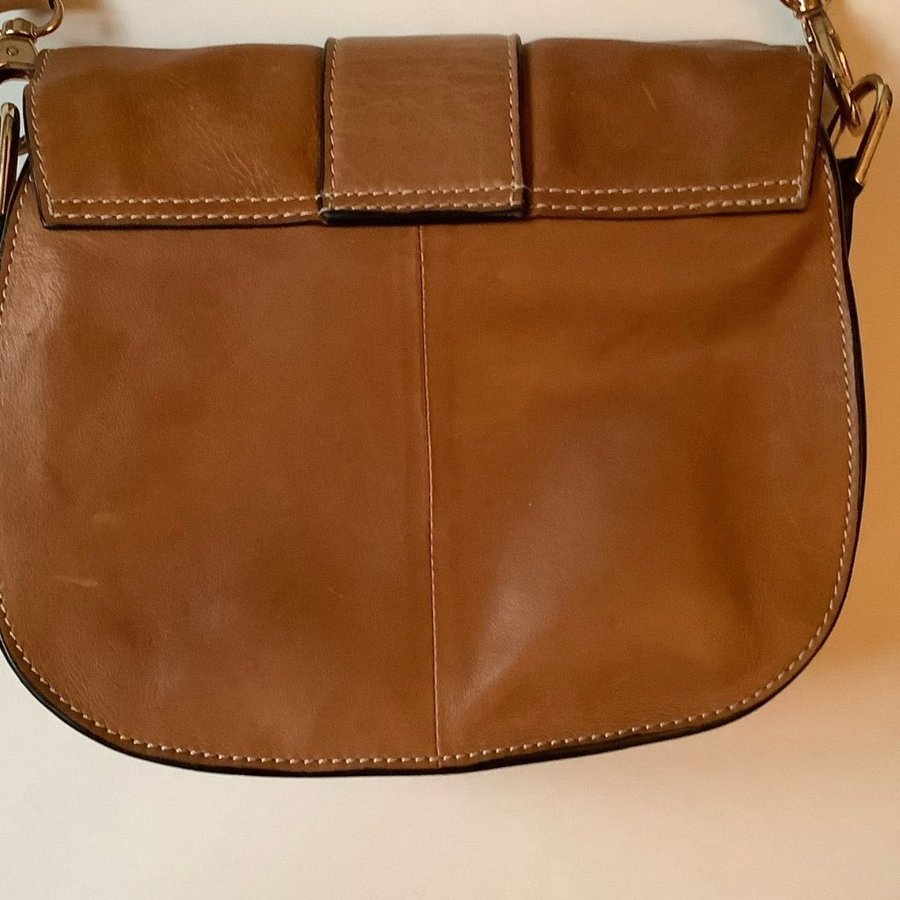 Fin brun crossbody väska från Saddler, i fint skick Skinn.