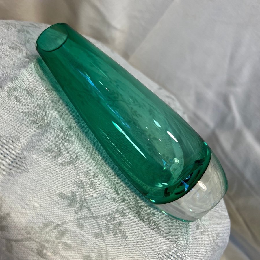 Grön Munblåst glasvas med glasklar botten Vintage (Nr 3)