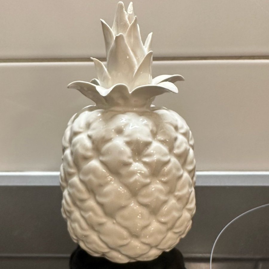 Vit ananas dekoration i keramik