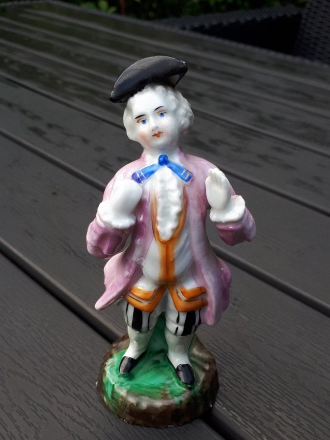 Old Handpainted Figurine. Antik Porslinsfigur. Porcelænsfigur. Porcelæn. Porslin