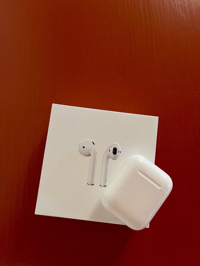 Apple AirPods med laddningsfodral