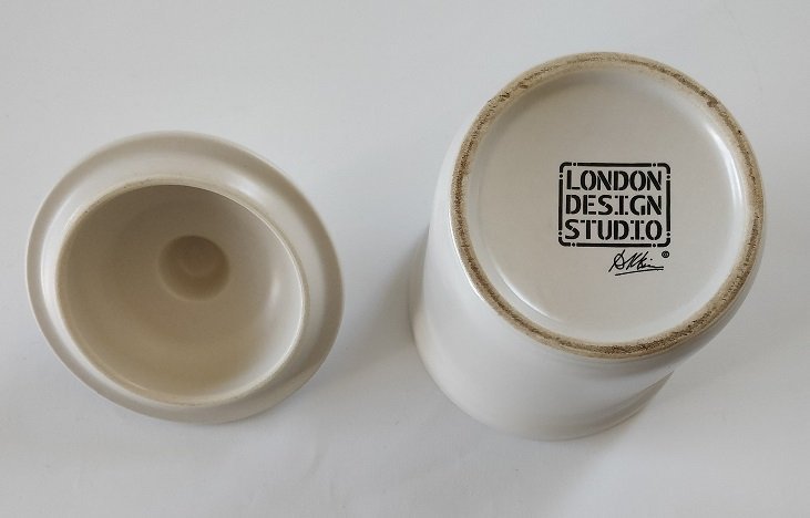 GRÄDDVIT BURK MED LOCK I KERAMIK LONDON DESIGN STUDIO