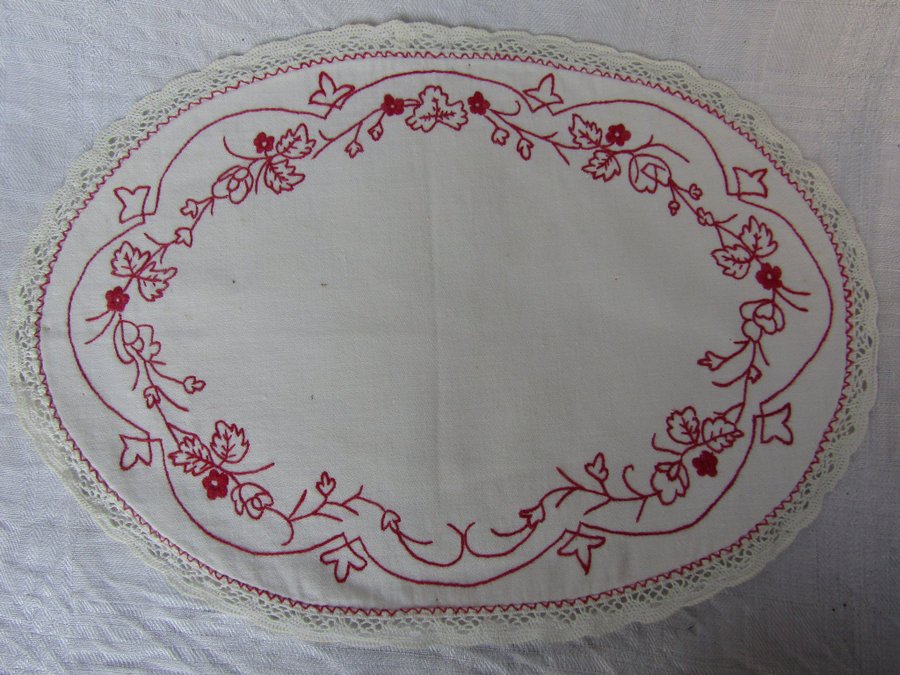 JUGEND broderad oval duk m knypplad spets ca 35x25cm bomull