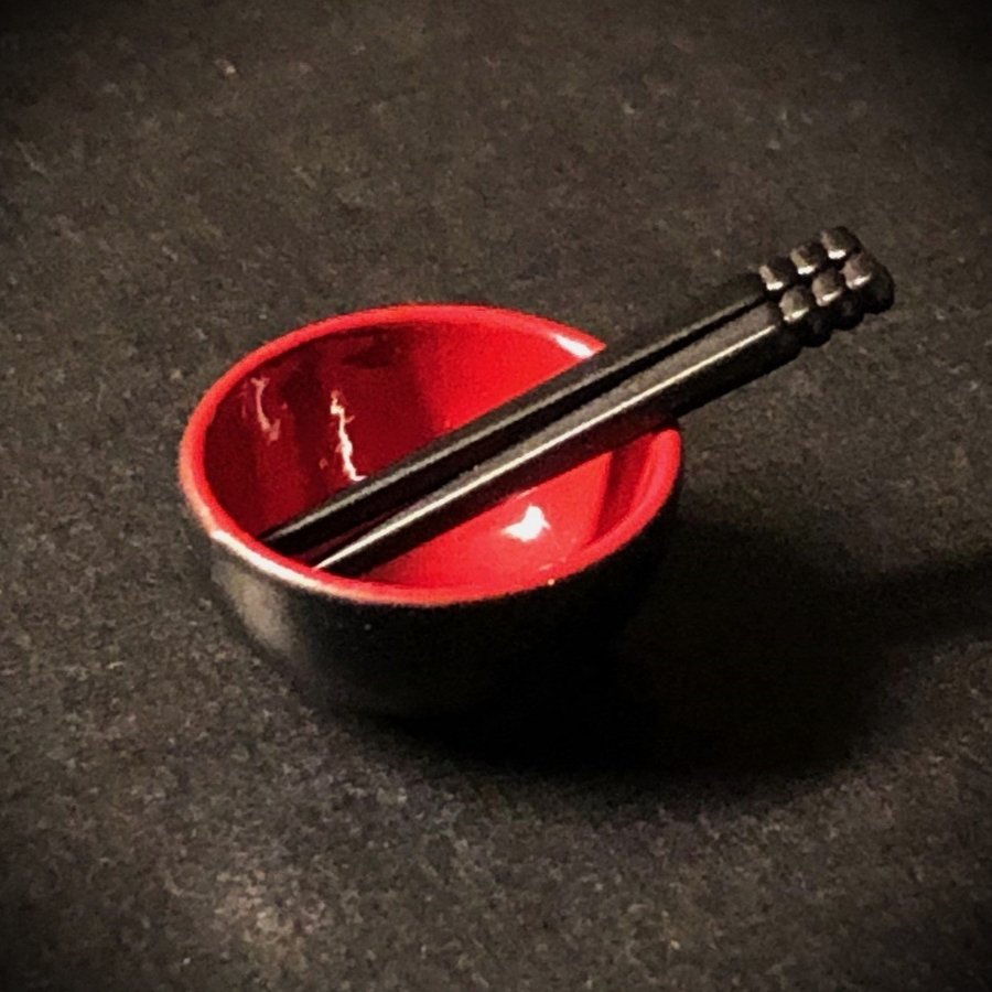 Miniatyr Ramenskål, skål + chopsticks, ätpinnar i metall dockskåp dockhus 1:12