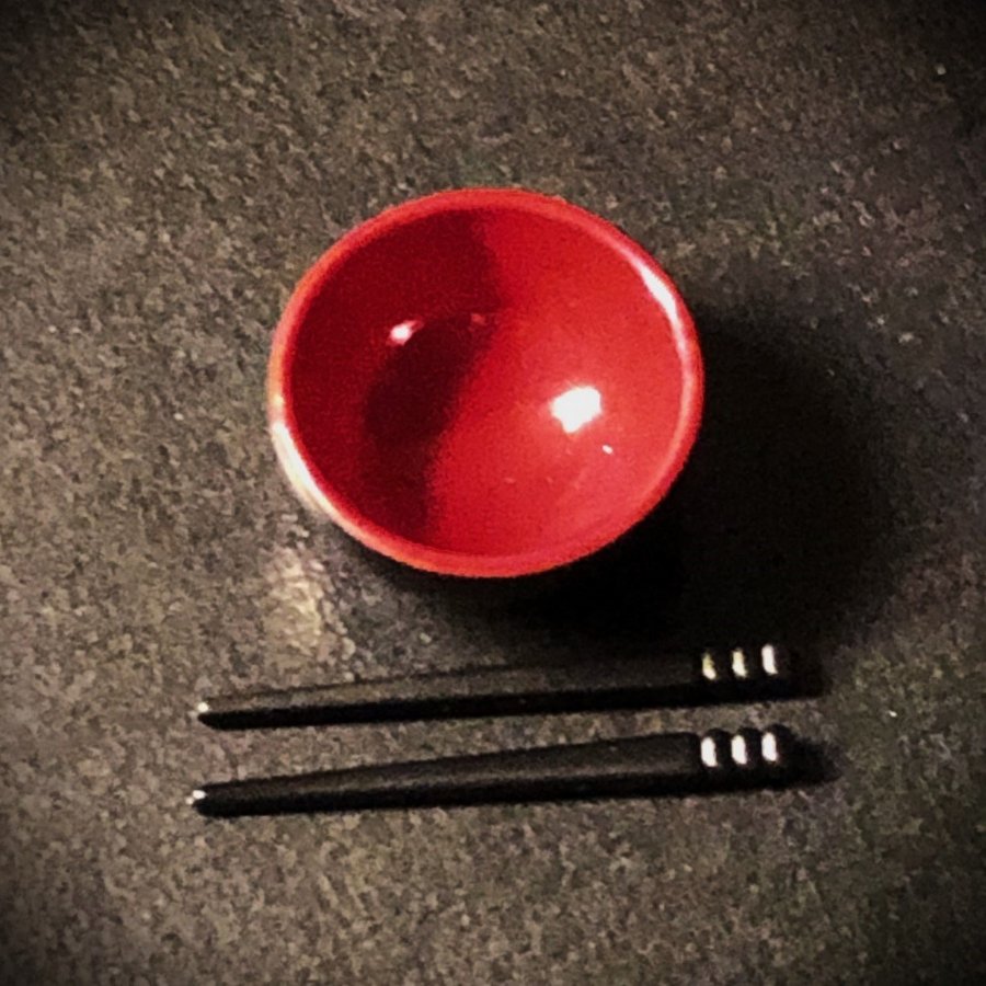 Miniatyr Ramenskål, skål + chopsticks, ätpinnar i metall dockskåp dockhus 1:12