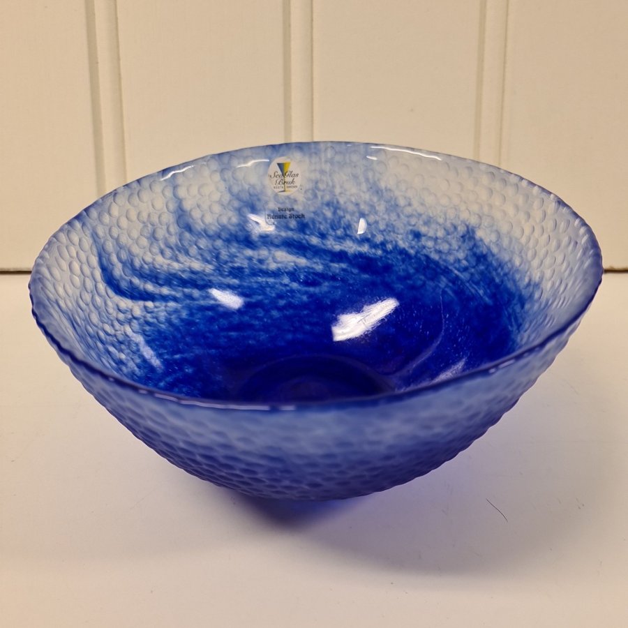 Skål av glas,blåmönstrad,design Renate Stock.H.8 cm.15 cm i diameter.