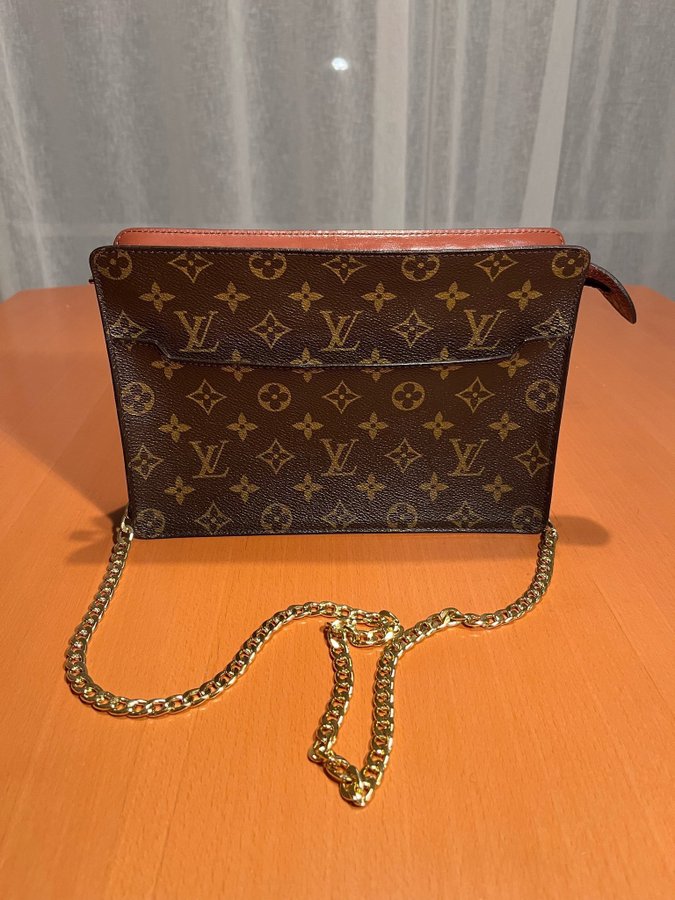 Louis Vuitton Pochette axelremsväska monogram