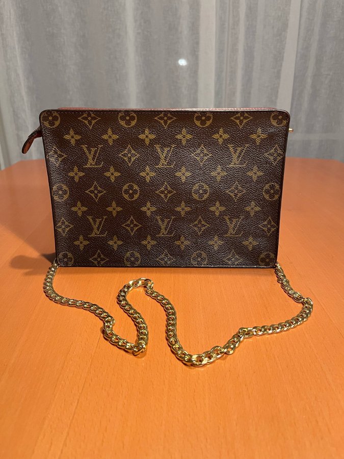 Louis Vuitton Pochette axelremsväska monogram