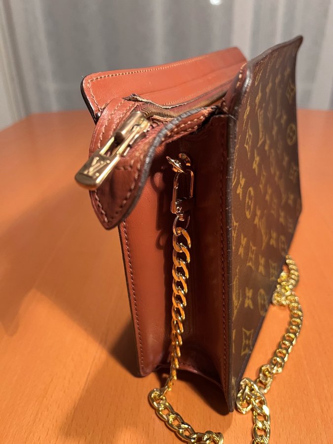 Louis Vuitton Pochette axelremsväska monogram