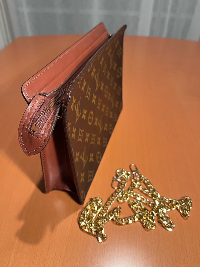 Louis Vuitton Pochette axelremsväska monogram