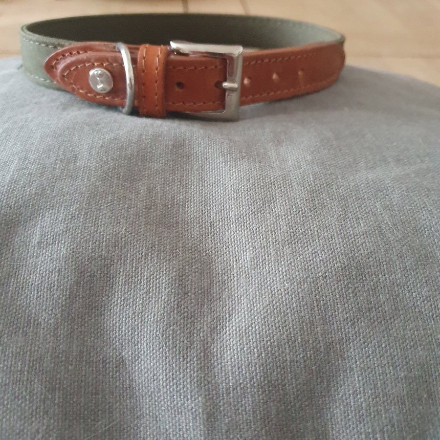 Super lyxigt läderhalsband från Denjo Dogs khaki  cognac