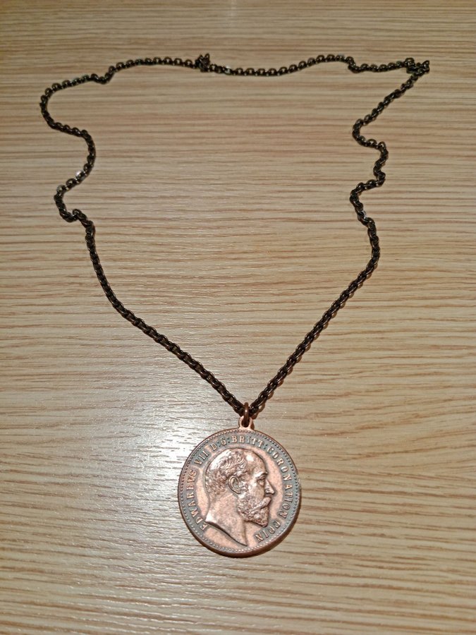 Necklace with a big coin from England as a charm