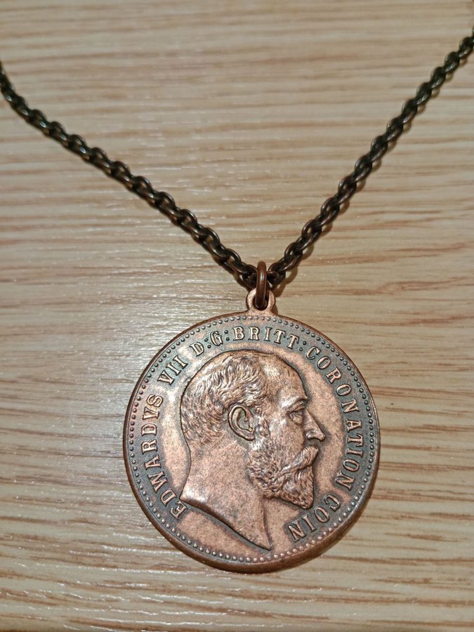 Necklace with a big coin from England as a charm