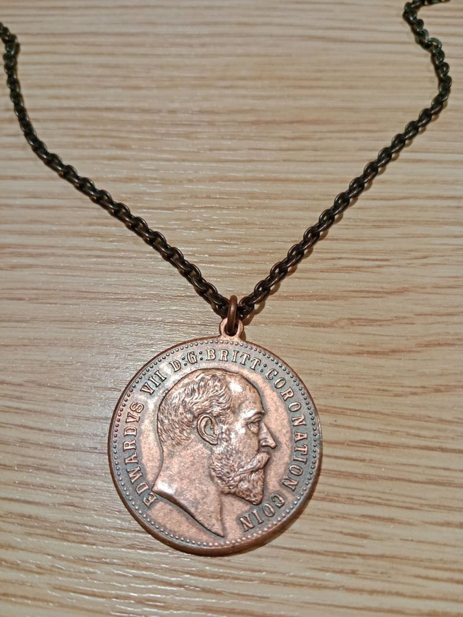 Necklace with a big coin from England as a charm