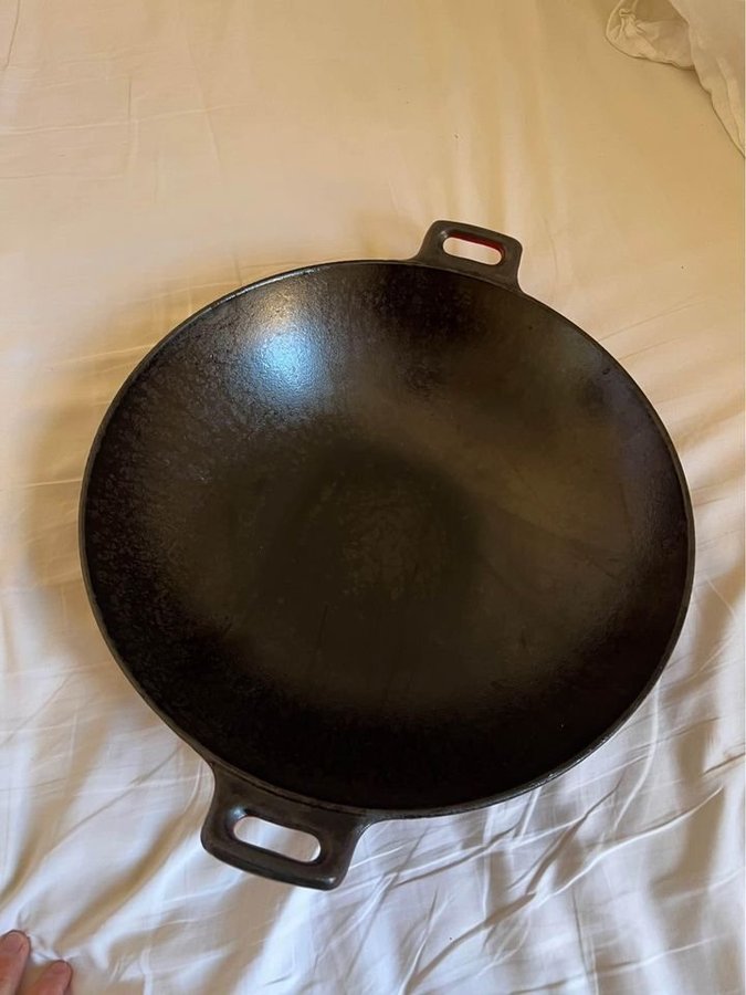 Vintage röd gjutjärnswok, wok, gjutjärn