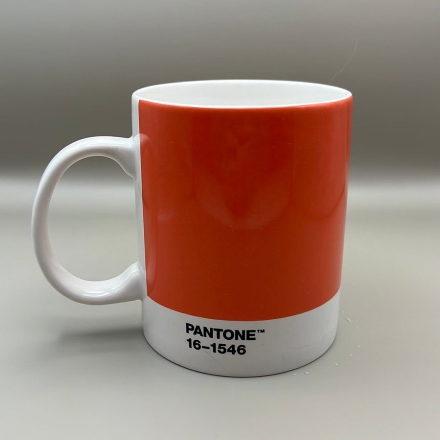 Korallfärgad Pantone Mugg 16-1546