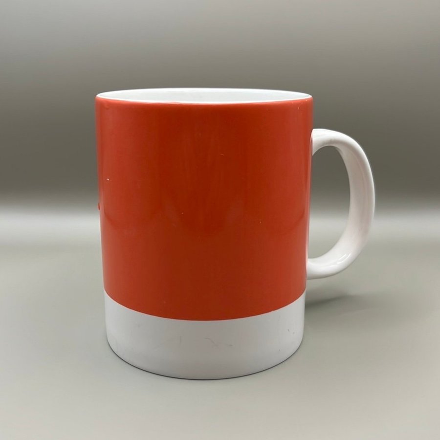 Korallfärgad Pantone Mugg 16-1546