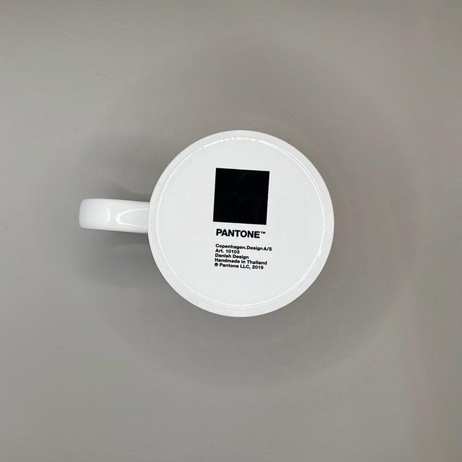 Korallfärgad Pantone Mugg 16-1546