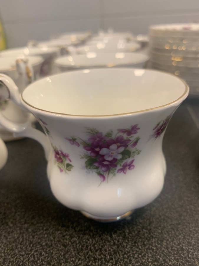 Royal Albert Violets porslin