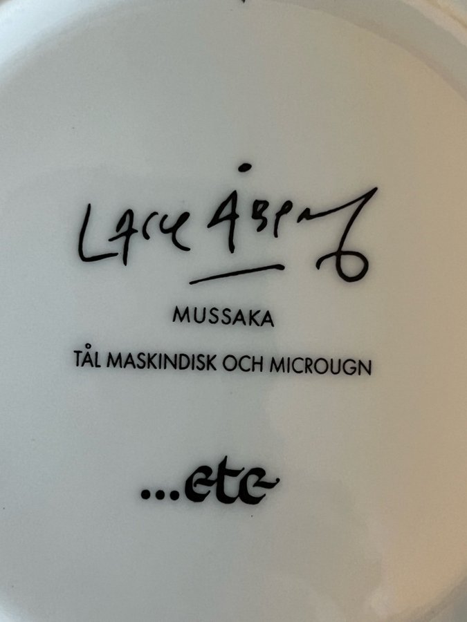 Djup tallrik ”MUSSAKA” Lasse Åberg