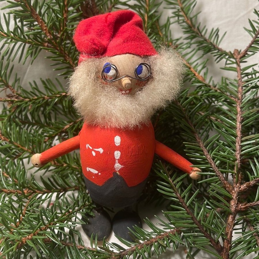 Gammal tomte figur i trä jultomte trätomte